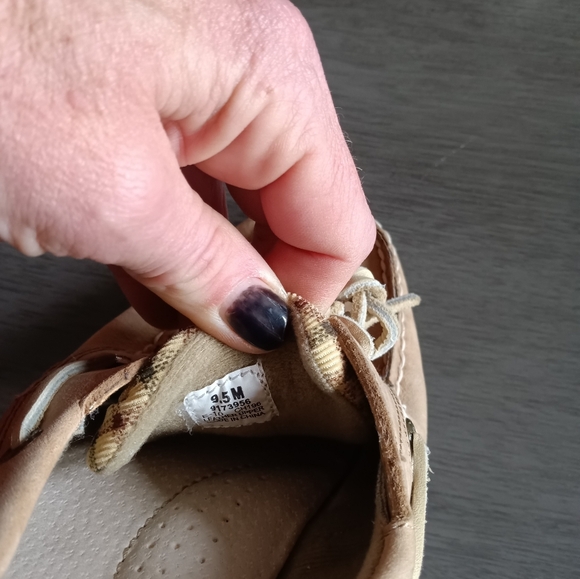 Sperry Beige Boat Shoes. Size 9.5. like new - Picture 6 of 6